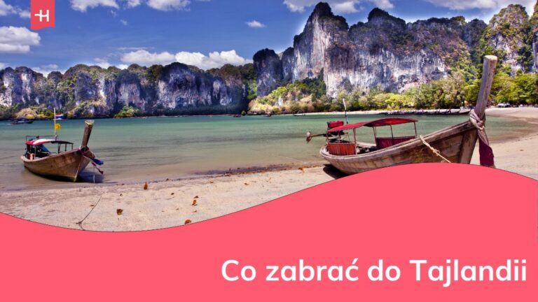 Plaża w Tajlandii z klimatycznymi łodziami na brzegu.