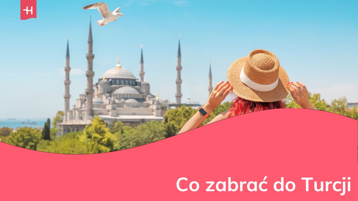 Kobieta podziwiająca świątynię w Istanbule