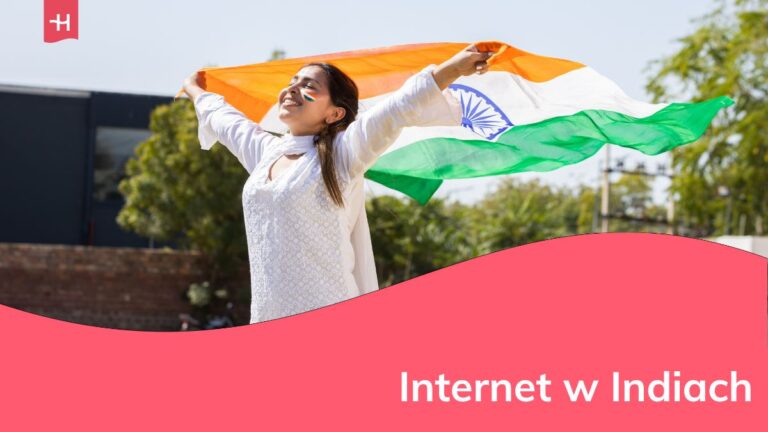 Szczęśliwa dziewczyna z flagą Indii