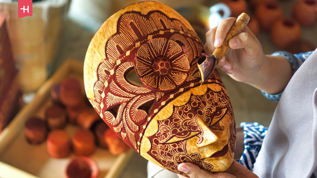 Tradycyjna indonezyjska drewniana maska.