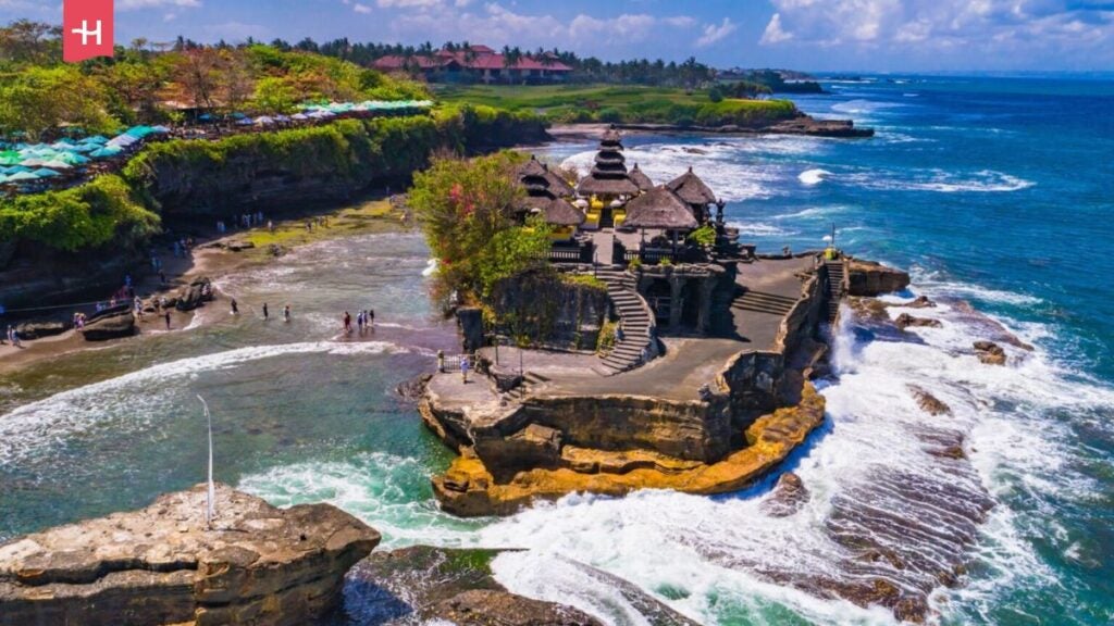 Przez cały rok turyści mogą zwiedzać świątynie, wulkaniczne góry i plaże Bali.