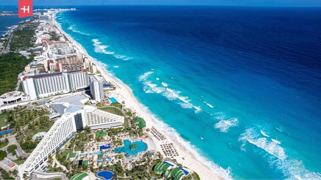 Cancun szczyci się luksusowymi hotelami i kurortami oraz pięknymi, wilgotnymi warunkami pogodowymi przez cały rok.