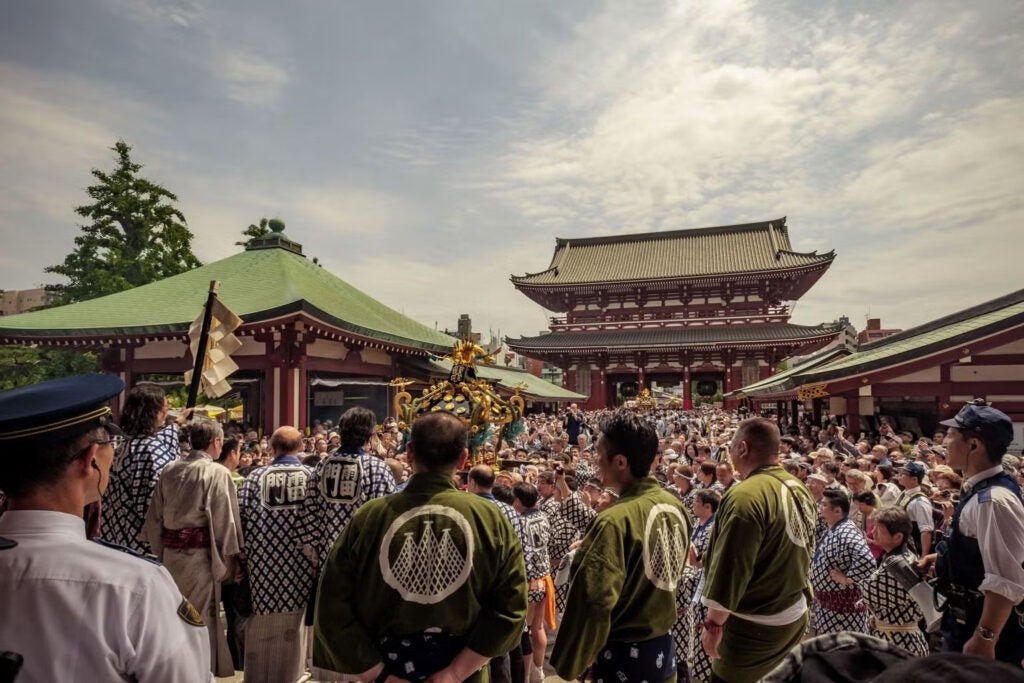 Tłum ludzi świętujących Sanja Matsuri w świątyni Asakusa.
