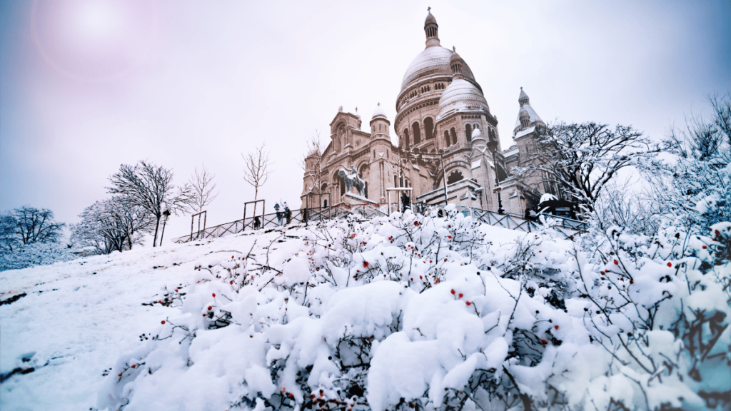 Ośnieżone Sacre de Coeur w Paryżu.