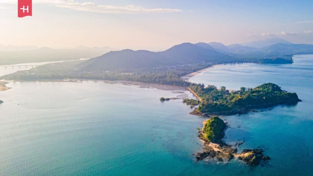 Spokojna i pełna dziewiczych, bujnych lasów deszczowych wyspa Koh Lanta jest ulubionym miejscem turystów z całego świata.