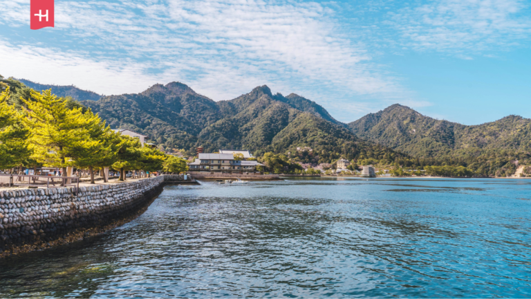 Górzyste wybrzeże Japonii.