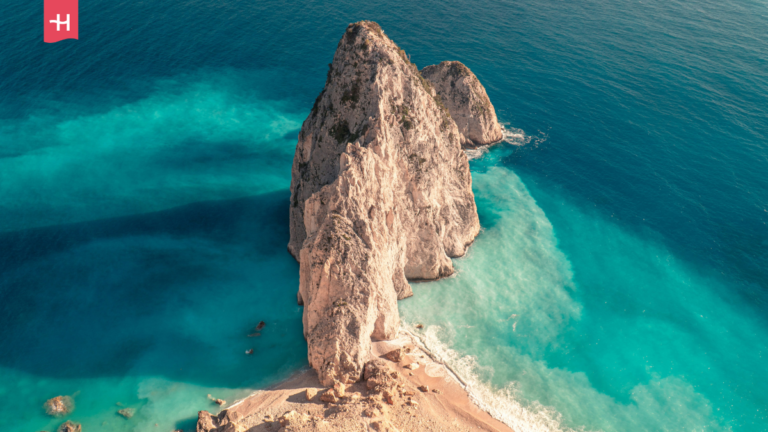 Pokaźna wodna skała w Grecji.