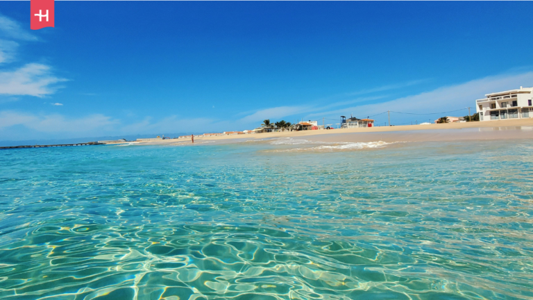 Ujęcie z krystalicznie czystej wody na brzeg wyspy.