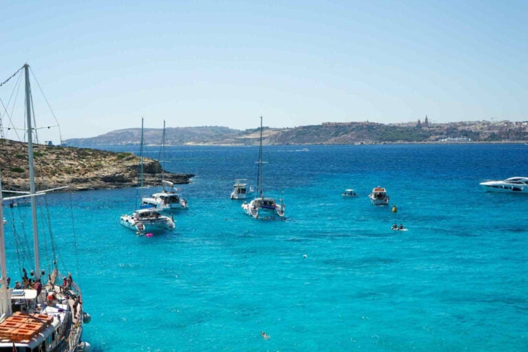 Błękitna Laguna znajduje się pomiędzy wyspami Comino a wysepką Comotto