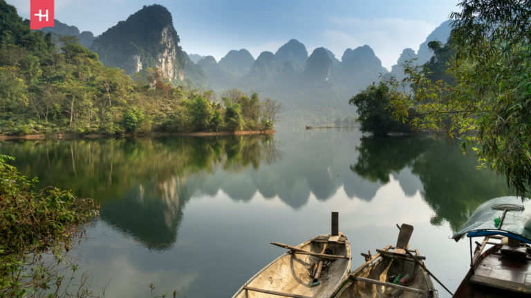 Widok z łódek na skaliste wybrzeża.