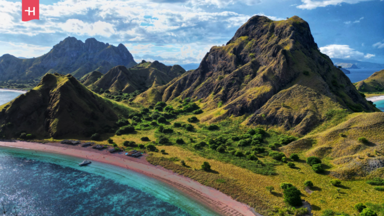 Widok na górzyste wyspy Indonezji