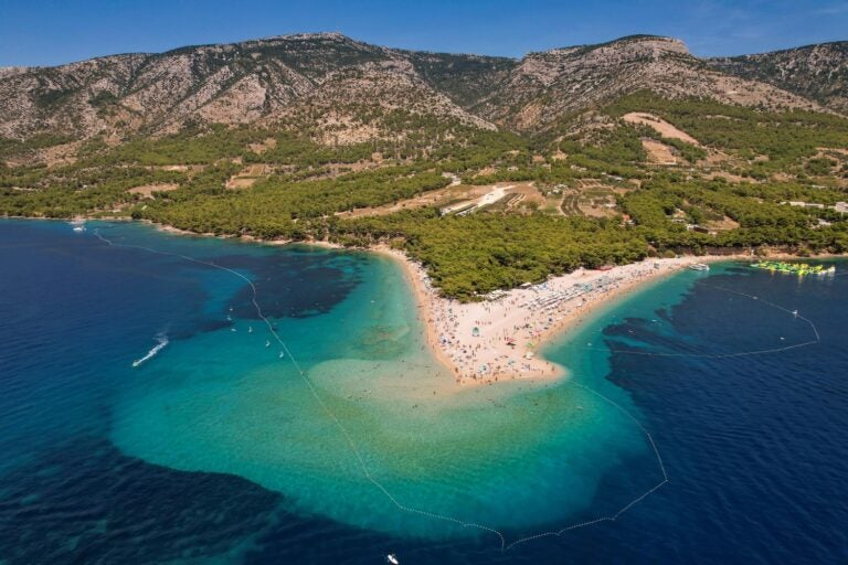 Plaża Zlatni Rat w Bolu. Wyspa Brač, Chorwacja.