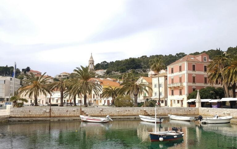 Port i architektura miasta. Hvar, Chorwacja.