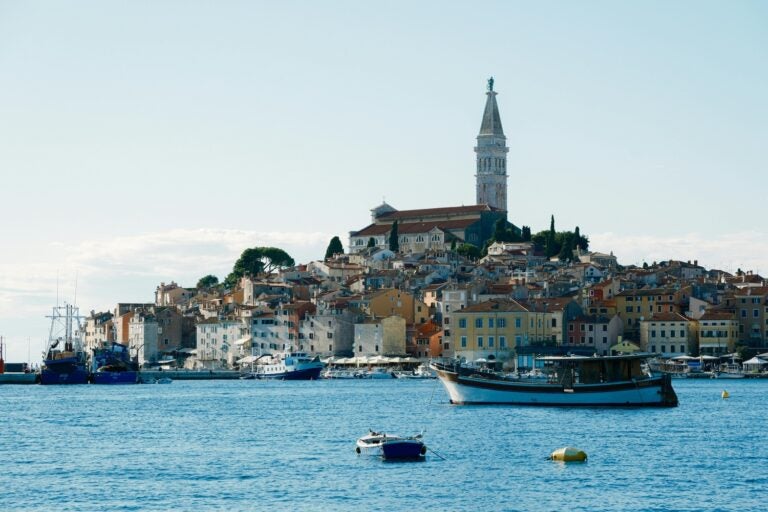 Widok na historyczne wybrzeże Rovinj. Istria, Chorwacja.