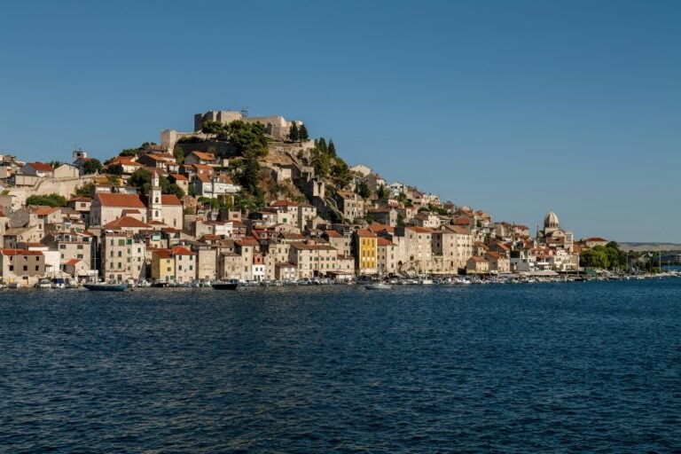 Widok na nabrzeże Šibenik. Chorwacja.