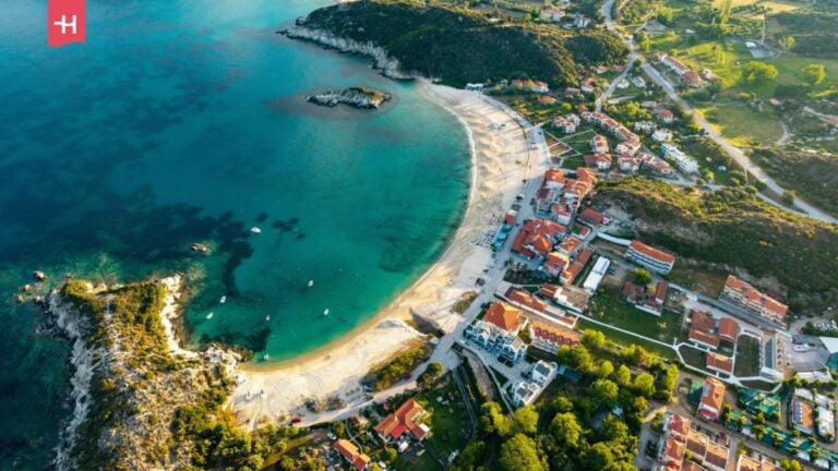 Widok na plażę w Kalamitsi. Chalkidiki, Grecja.
