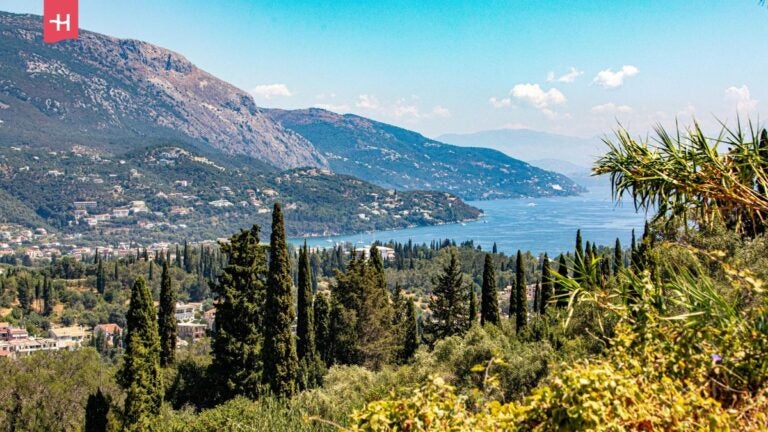 Widok na ocean i góry. Korfu, Grecja.
