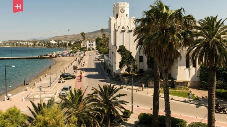 Ulice miasta są idealnie przystosowane do wędrówek rowerowych i pieszych. Kos, Grecja.