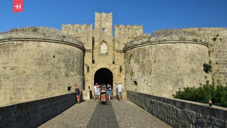 Średniowieczny zamek, brama wejściowa. Rodos, Grecja.