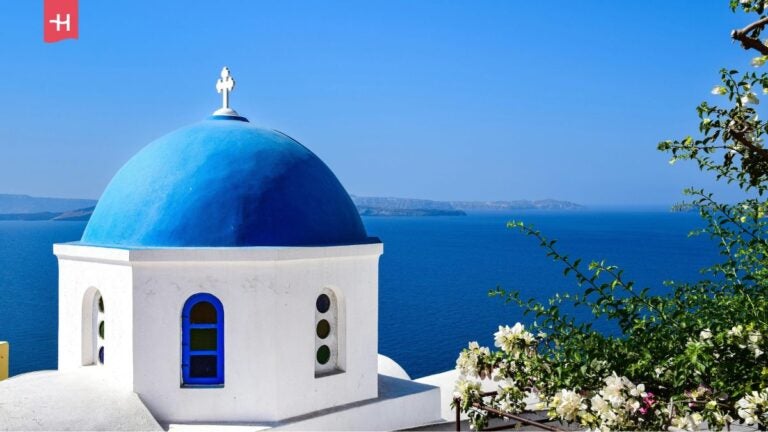 Ikoniczne niebieskie kopuły. Santorini, Grecja.