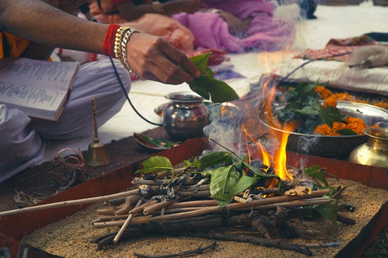 Tradycyjna hinduska ceremonia z rytualnym ogniem. 