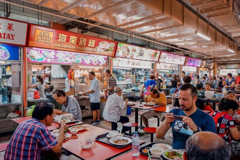 Dzielnica gastronomiczna Hawker Centre. 