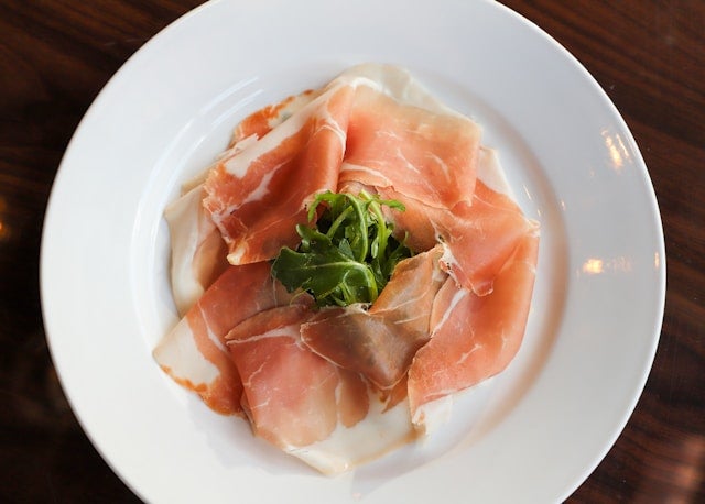 prosciutto na talerzu