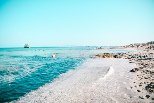 Rajska plaża z białym piaskiem i spokojną wodą na Formenterze.