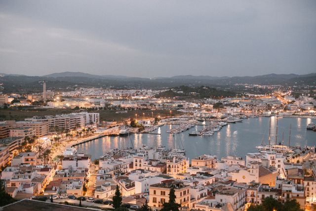 Widok na tętniący życiem port na Ibizie.