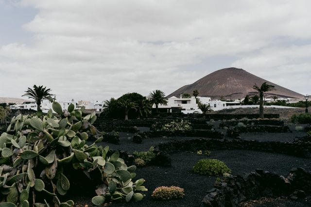 Malownicza wioska na Lanzarote, w tle wulkaniczny krajobraz.