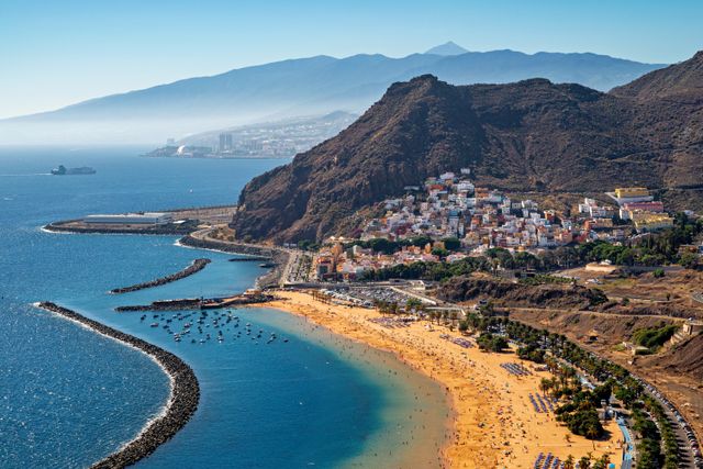 Widok na Playa de Las Teresitas z górskim krajobrazem.