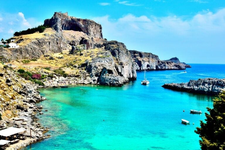 Skalisty brzeg wyspy Rodos