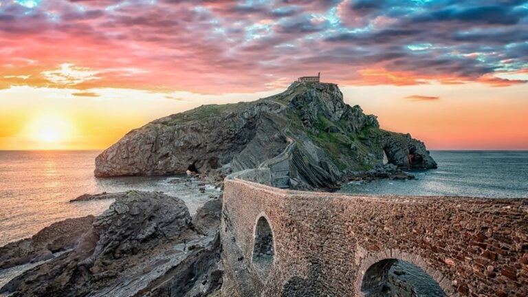 Wyspa San Juan de Gaztelugatxe połączona kamiennym mostem z wybrzeżem północnej Hiszpanii.