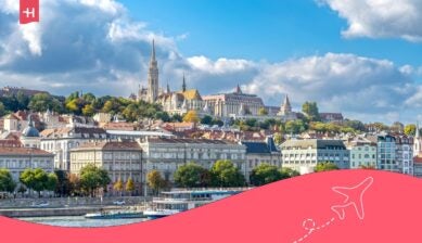 Panorama Budapesztu nad Dunajem z Wzgórzem Zamkowym i statkiem wycieczkowym na rzece.