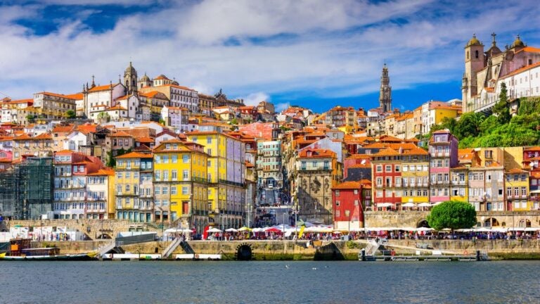 Kolorowe kamienice nad rzeką Douro w historycznym centrum Porto.