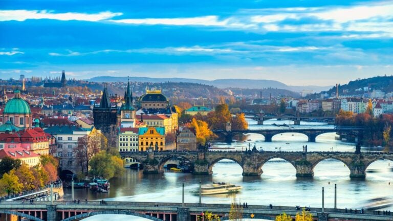 Panorama Pragi z Mostem Karola nad Wełtawą i zabytkowymi budynkami miasta.