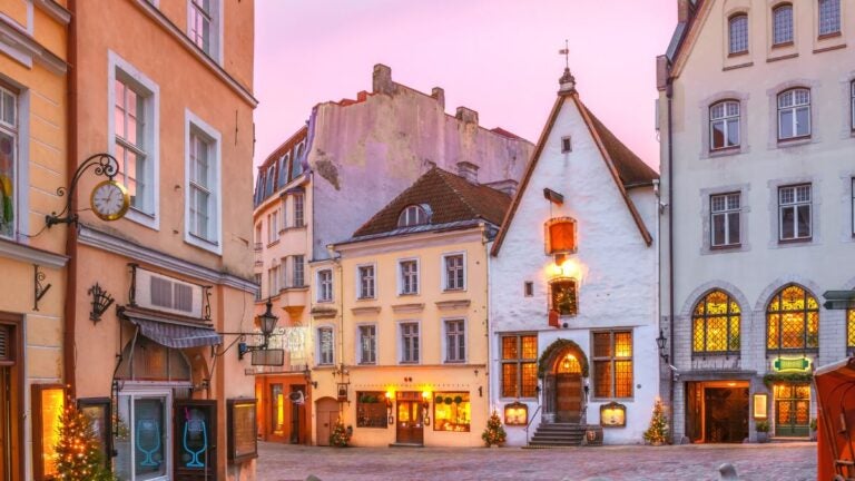 Ulica na Starym Mieście w Tallinnie z zabytkowymi kamienicami o zmierzchu.