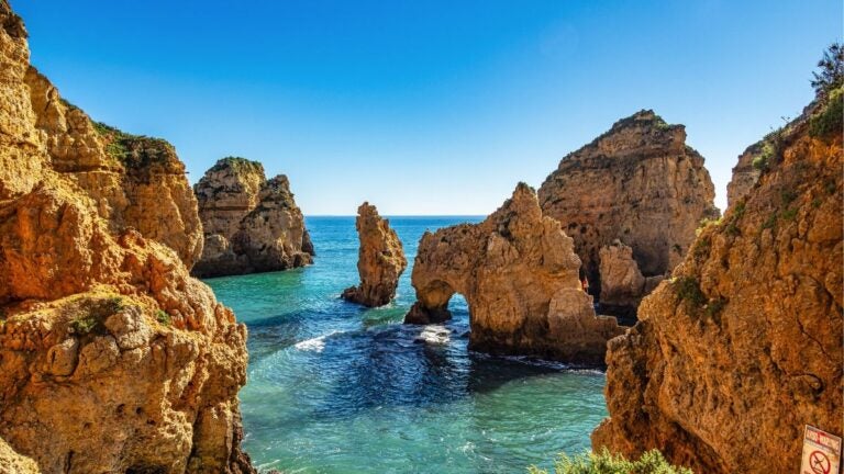 Skaliste klify i formacje Ponta da Piedade w Lagos nad turkusową wodą oceanu.