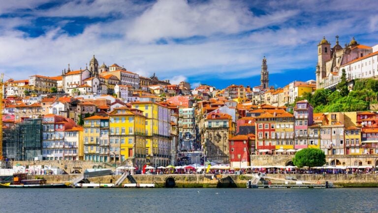 Kolorowe kamienice dzielnicy Ribeira nad rzeką Douro w Porto.