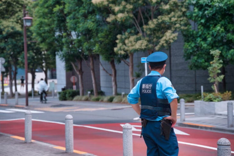 Policjant pilnujący porządku w Japonii.