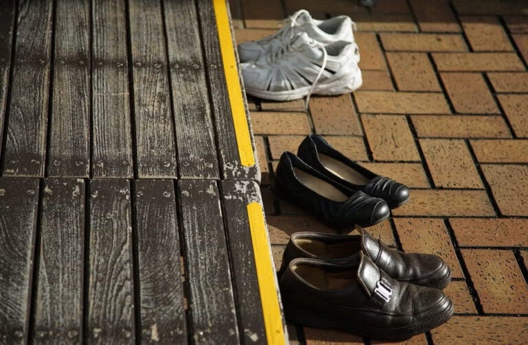 Buty przed wejściem, Japonia.