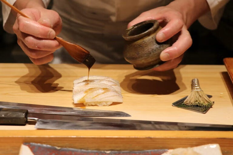 Przyrządzanie sushi.
