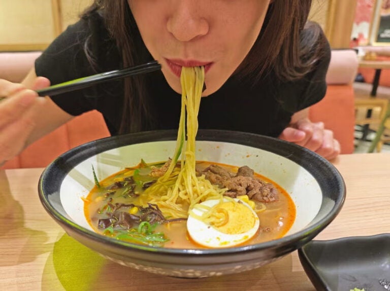 Siorbanie makaronu, Japonia.