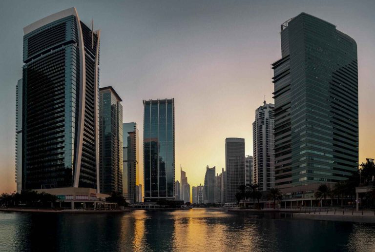 Moderne Skyline von Dubai bei Sonnenuntergang Reflexion, Dubai, Vereinigte Arabische Emirate