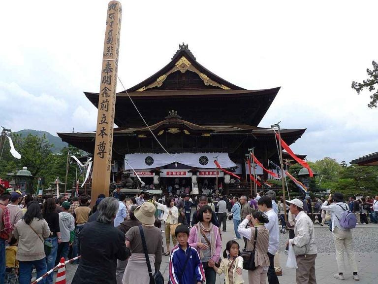 Touristen vor dem Zenko-ji-Tempel in Nagano, Japan