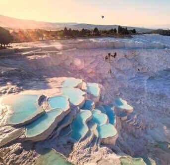 Blick auf die Baumwollburg im Sommer in Pamukkale, Türkei