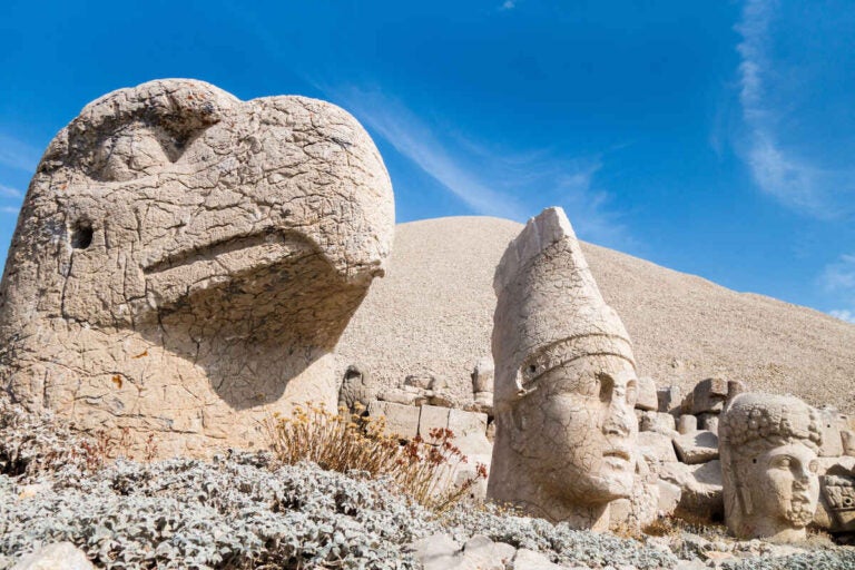 Steinköpfe des Adlers, des Königs Antiochus und der Göttin Tyche auf dem berühmten Berg Nemrut, Kahta, Türkei.