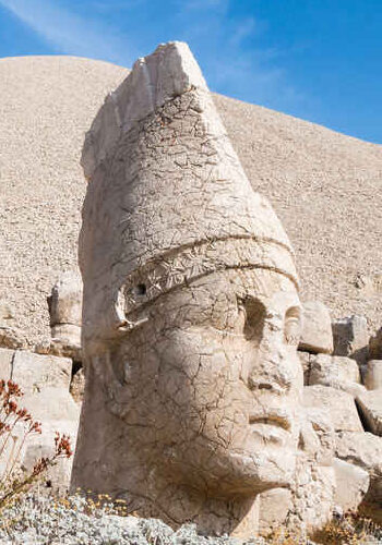 Steinköpfe des Adlers, des Königs Antiochus und der Göttin Tyche auf dem berühmten Berg Nemrut, Kahta, Türkei.