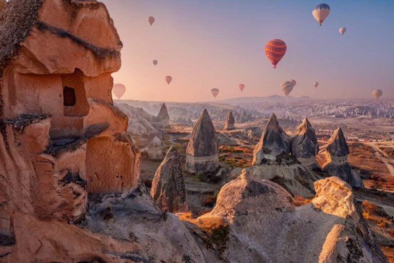 Heißluftballons am Himmel bei Sonnenuntergang in Kappadokien, Türkei