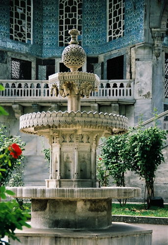 Ein verzierter Brunnen im Garten des Topkapi-Palastes in Istanbul, Türkei